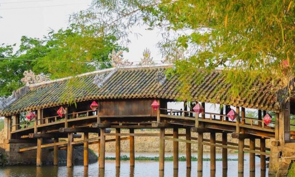 Cầu gỗ quý hiếm gần 250 năm tuổi được thiết kế theo kiến trúc 'trên nhà dưới cầu', được đánh giá là một trong 5 cây cầu ngói cổ đẹp nhất Việt Nam
