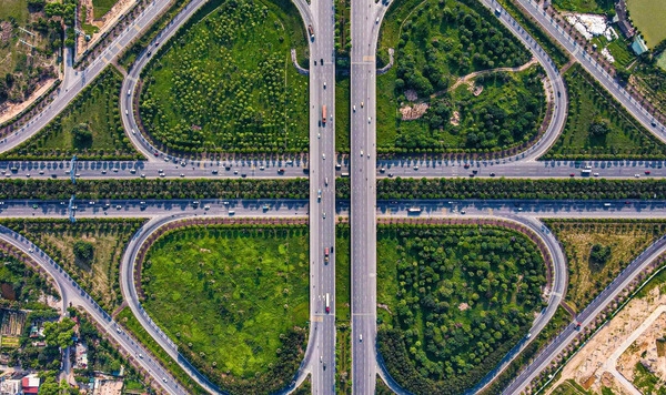 Cận cảnh tuyến đường 6.700 tỷ với 12 làn xe, 5 tầng cây xanh và là 'con đường ngoại giao' đón nhiều nguyên thủ quốc gia bậc nhất Việt Nam