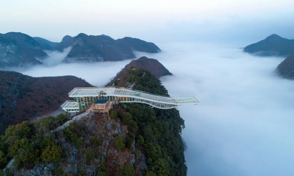 Trải nghiệm công trình ‘thuyền trên trời’ làm bằng kính trong suốt lơ lửng giữa biển mây ở Trung Quốc