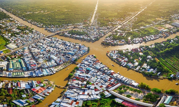 Thành phố duy nhất Việt Nam là nút giao của 7 con kênh, chỉ rộng 78km2 nhưng mật độ dân số cao nhất vùng đất sông Hậu
