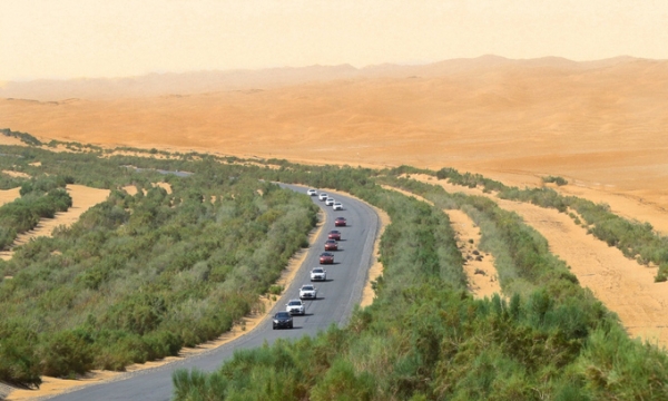 Xa lộ xuyên sa mạc dài 552km dài nhất thế giới: Đi qua ‘sa mạc tử thần’, được ‘vành đai xanh’ rộng lớn bảo vệ