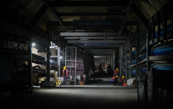 Phòng thí nghiệm ngầm sâu nhất thế giới ở độ sâu 2.400m: Dung tích phòng 330.000m3 lớn nhất toàn cầu, qua 10 lớp vật liệu để cách ly không gian thí nghiệm với núi