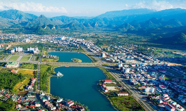 Tỉnh rộng 9.000km2 sở hữu 6/10 ngọn núi cao của cả nước, diện tích đứng thứ 10 nhưng mật độ dân số thấp nhất Việt Nam