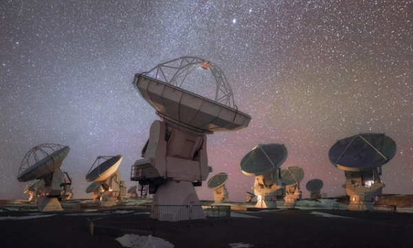 Đài thiên văn ở ‘hoang mạc tử thần’ bắt được gợn sóng lạ từ thế giới 12 tỷ năm tuổi