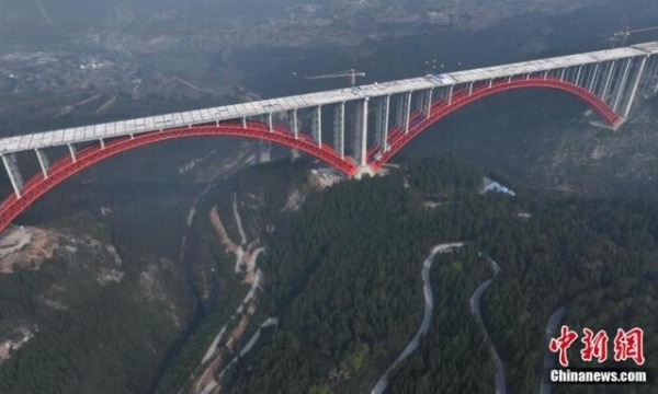 Cầu vòm nhịp đôi lớn nhất thế giới vừa mới hoàn thành: Bắc qua 2 thung lũng với 6 làn xe chạy