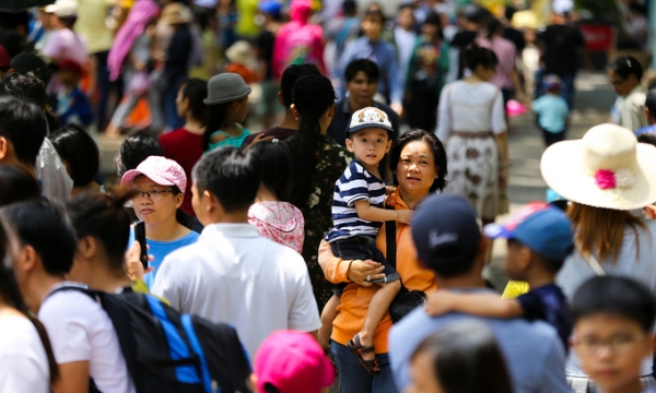 Dân số Việt Nam đạt 100,3 triệu người, là quốc gia đông dân thứ 15 trên thế giới