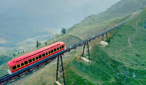 Chiêm ngưỡng cung đường sắt từng lập kỷ lục 'tàu hỏa leo núi dài nhất Việt Nam'