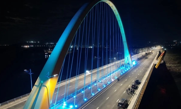 Cây cầu 1.700 tỷ đồng, trang bị hơn 600 đèn LED bắc qua 'vịnh Sydney' của Việt Nam, được đánh giá là công trình có những đột phá trong ngành xây dựng cầu
