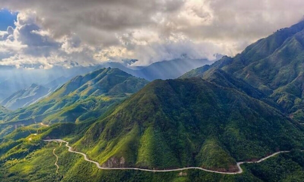 Tuyến đường gần 20.000km có độ dài dài nhất Việt Nam: Nằm trên đỉnh núi hơn 2.000m, được Đại tướng Võ Nguyên Giáp nhận xét là 'kỳ công, kỳ tích, kỳ quan' của dân tộc