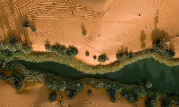 Mê hồn trước vẻ đẹp của những hồ nước giữa lòng sa mạc lớn thứ hai thế giới: Nằm rải rác trong các cồn cát cao chót vót, nước mặn gấp 5 lần nước biển