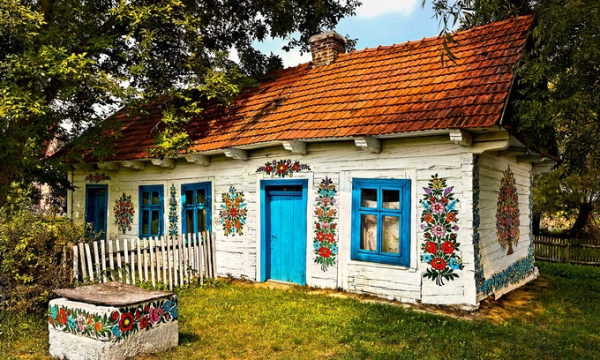Ngôi làng tựa cổ tích với trăm hoa đua sắc suốt 4 mùa, được ví von như ‘viên ngọc quý’ của đất nước Trung Âu