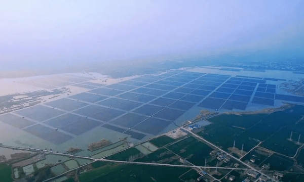 Nhà máy điện rộng bằng 1.300 sân bóng của Trung Quốc: Đủ điện cho 700.000 người/ngày và giảm được khoảng 580.000 tấn CO2 mỗi năm