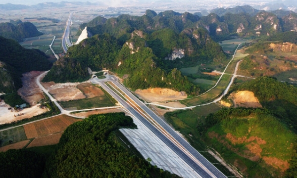 Cảnh sắc kỳ vĩ của tuyến cao tốc 12.000 tỷ dài 63km, nối vùng đất cố đô với tỉnh thành được mệnh danh là ‘Việt Nam thu nhỏ’