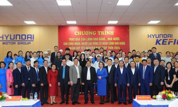 Thủ tướng Phạm Minh Chính trao quà Tết cho công nhân, người lao động có hoàn cảnh khó khăn tại tỉnh Hải Dương