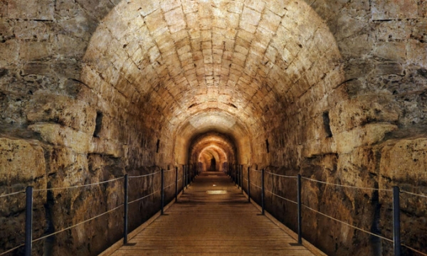 Phát hiện đường hầm bí mật dưới thành cổ chuyên dùng để vận chuyển vàng 800 năm trước