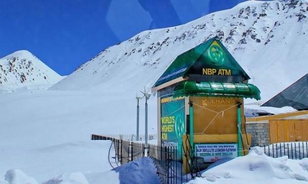 Cây ATM nằm giữa nơi hoang vu lạnh giá trên đỉnh núi cao gần 5.000m, được chứng nhận bởi Kỷ lục Guinness Thế giới
