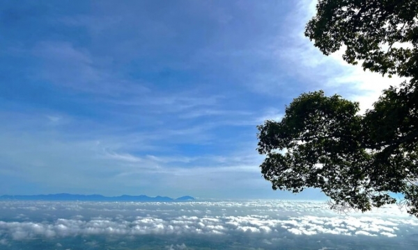 'Săn mây' ngay tại nơi cao nhất Hà Nội: Phải leo hơn 1.320 bậc thang đá ngay bên vách núi nếu muốn lên đỉnh, cảnh đẹp không kém Tà Xùa hay Bạch Mộc Lương Tử