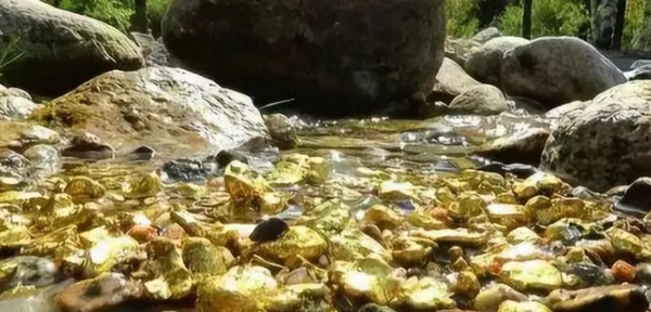 Con suối xuất hiện nhiều vật thể có màu vàng lấp lánh mỗi khi mưa bão, chuyên gia đến phong tỏa, 'kho báu' 400 năm tuổi lộ diện