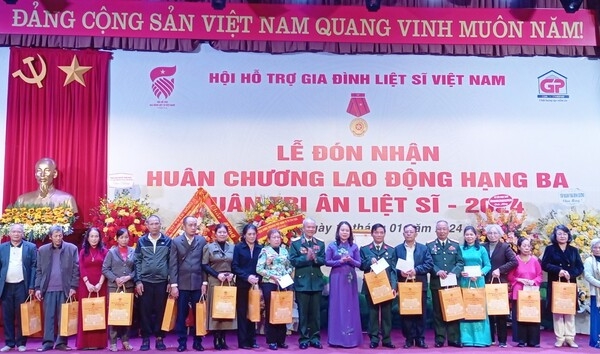 Hội Hỗ trợ gia đình liệt sĩ Việt Nam đón nhận Huân chương Lao động hạng Ba