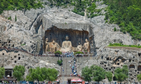 Bên trong hang đá chứa hơn 100.000 tượng Phật niên đại trên 1.500 năm, được UNESCO công nhận là Di sản thế giới