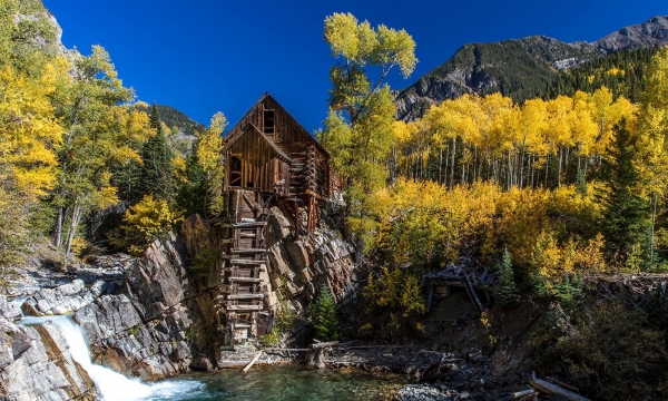 Ngôi nhà xây từ thế kỷ XIX bị bỏ hoang giữa dãy núi đẹp như tranh, du khách phải trèo đèo lội suối để chiêm ngưỡng