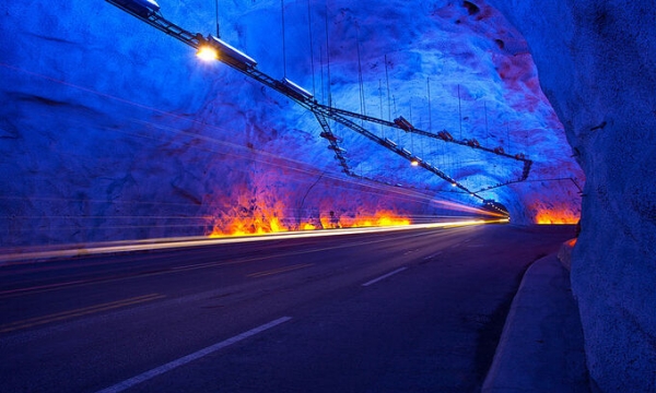 Hầm đường bộ 3.700 tỷ đồng dài nhất thế giới, chạy xuyên qua 3 hang núi lớn, trang bị một công nghệ khiến lái xe được chiêm ngưỡng 'bình minh' 3 lần