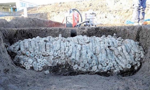 Phát hiện kho báu khủng chứa 100.000 đồng xu cổ có tuổi đời hàng nghìn năm nằm phía dưới một công trình xây dựng