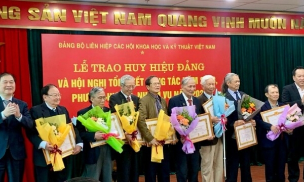 Đảng ủy Liên hiệp Hội Việt Nam trao huy hiệu Đảng cho 71 đảng viên