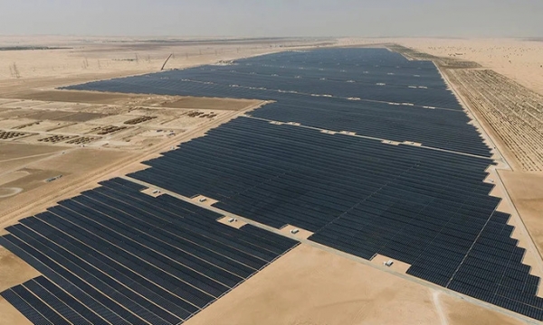 Trang trại điện mặt trời lớn nhất thế giới bao phủ hơn 20km2 sa mạc, cung cấp điện cho 200.000 hộ gia đình, giảm 2,4 triệu tấn khí thải carbon mỗi năm
