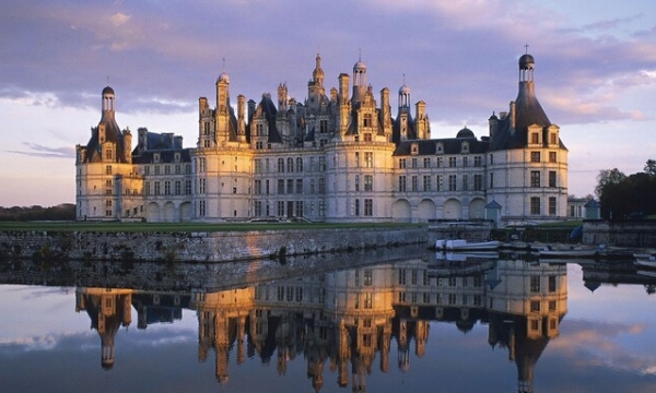 Tham quan lâu đài ‘nổi’ trên mặt nước suốt nửa thế kỷ, thu hút hàng triệu du khách mỗi năm