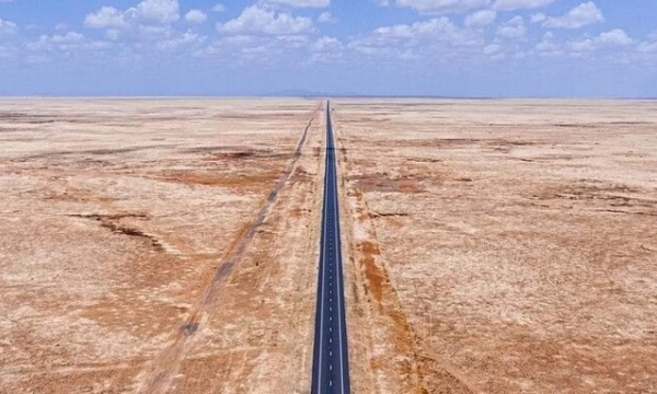 Chiêm ngưỡng đường cao tốc 256km thẳng tắp dài nhất thế giới, được Kỷ lục Guinness công nhận