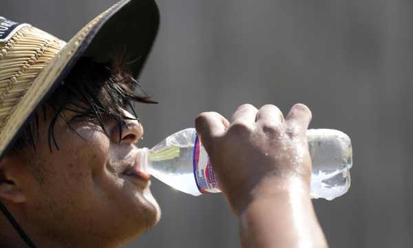 Uống nước quá nhiều làm tăng nguy cơ gây tổn thương não?
