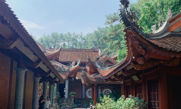 Ngôi chùa thanh tịnh có địa thế tả Thanh Long - hữu Bạch Hổ, du khách đến chiêm bái cứ ngỡ bước vào 'chốn tiên cảnh an lạc'