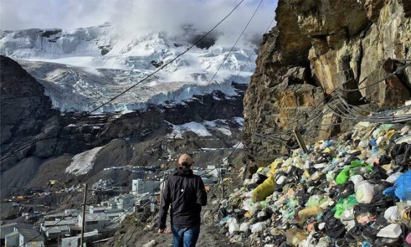 Điều kỳ lạ ở thị trấn cao nhất thế giới: Thiếu oxy trầm trọng, tác thải độc hại chất thành núi nhưng người người ùn kéo tới ở