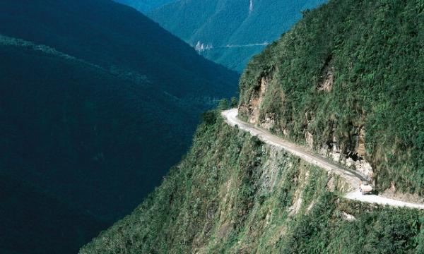 'Cung đường nguy hiểm nhất thế giới’: Trải dài 60km qua các dãy núi hùng vĩ, thu hút 25.000 lượt khách yêu thích mạo hiểm mỗi năm
