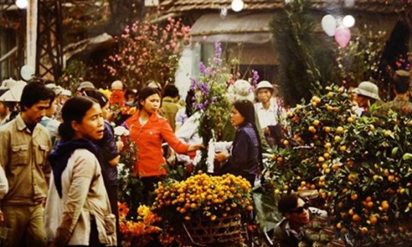 Chợ hoa phố cổ lâu đời nhất Hà Nội mỗi năm chỉ mở một lần, cứ đến những ngày giáp Tết lại ùn ùn du khách về thăm