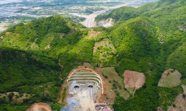 Hầm cao tốc 1.200 tỷ đồng của Việt Nam sử dụng công nghệ hàng đầu thế giới, là hầm cao tốc duy nhất được trải bê tông nhựa toàn bộ
