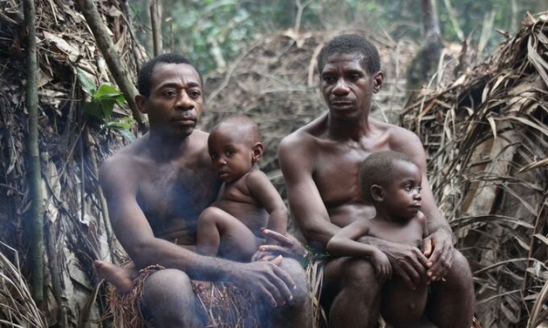 Kỳ lạ bộ tộc ở châu Phi nuôi con bằng… sữa cha, chuyên gia đưa ra giải thích