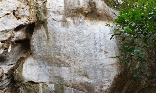 Kỳ bí văn bia cổ cao hàng trăm mét với niên đại gần 7 thế kỷ, là tấm bia được khắc trên núi cổ nhất Việt Nam