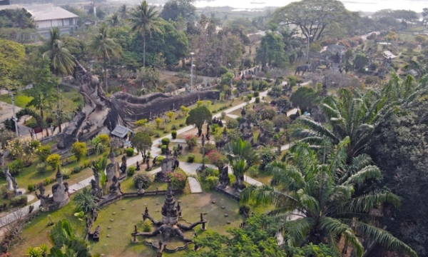 Ngỡ ngàng công viên chứa hàng trăm bức tượng Phật tại thủ đô của đất nước triệu voi