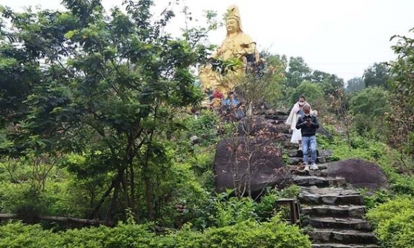 Ngôi chùa tọa lạc trên đỉnh núi, mặt giáp bãi biển đẹp nhất nhì miền Trung Việt Nam, được ví như chốn ‘bồng lai tiên cảnh’ hiếm có khó tìm