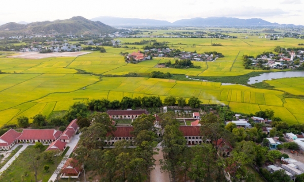 Tiểu chủng viện trăm tuổi mang kiến trúc châu Âu giữa đồng lúa ở Bình Định, là nơi gắn liền với sự ra đời của chữ Quốc ngữ