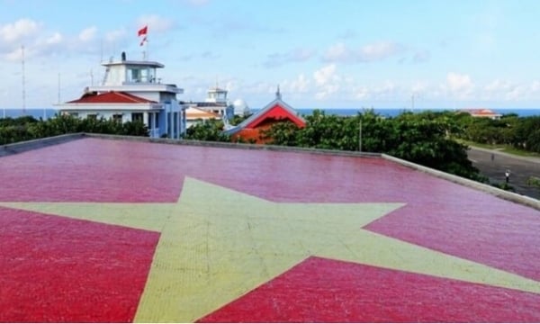 Lá cờ Tổ quốc gắn gốm khổng lồ được ghép từ 310.000 viên gốm mosaic nhỏ, nằm trên quần đảo xa bờ nhất Việt Nam