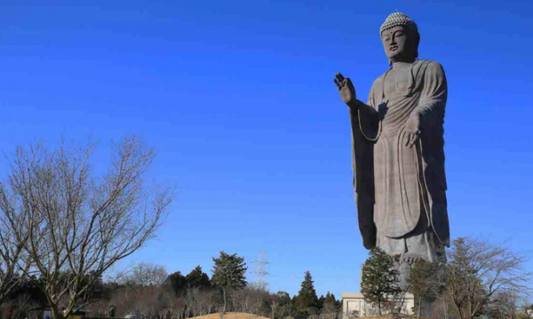 Tượng Phật bằng đồng lớn nhất thế giới cao 120m, nặng 4.000 tấn, bên trong là 5 tầng với 3.400 pho tượng bằng vàng