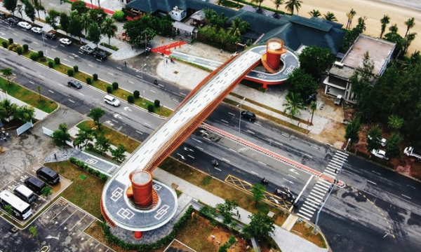 Toàn cảnh cầu đi bộ hình sóng biển 42 tỷ, được xây dựng để kỷ niệm 50 năm quan hệ ngoại giao giữa Việt Nam và Nhật Bản
