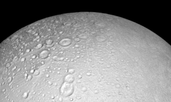Bất ngờ phát hiện đại dương mênh mông sâu 72km trên mặt trăng nhỏ nhất của sao Thổ