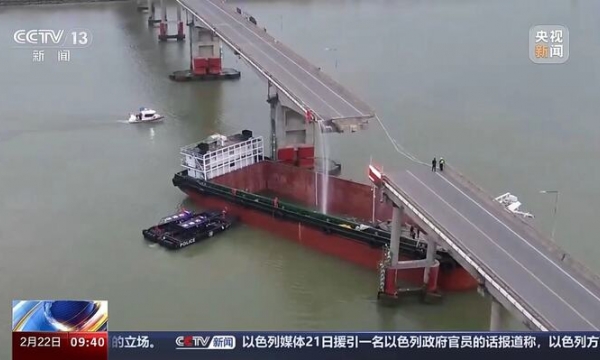 Sà lan đâm gãy đôi cầu khiến nhiều phương tiện đang lưu thông rơi xuống sông, thuyền trưởng lập tức bị bắt giữ