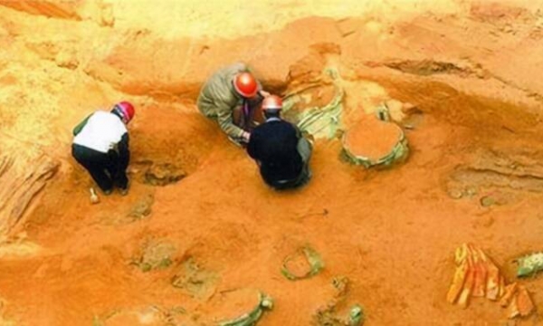 Phong toả gấp công trường vì công nhân đào được kho báu toàn ‘đá vàng’, cảnh sát thu hồi số lượng vàng trị giá gần 7.000 tỷ đồng khiến giới khảo cổ choáng váng