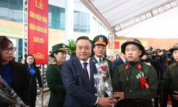 Chủ tịch Hà Nội và Thứ trưởng Bộ Công an tặng hoa, tiễn tân binh lên đường nhập ngũ