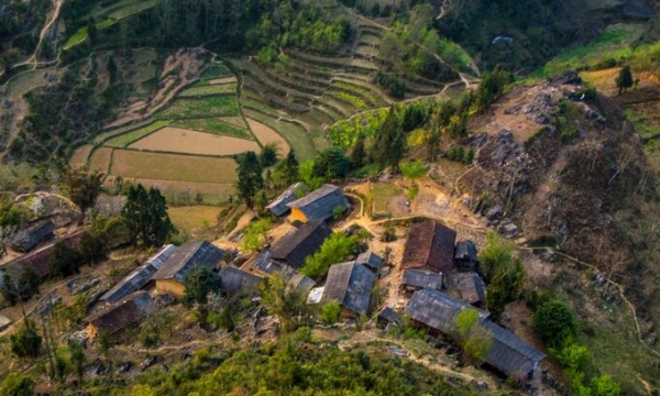 Ngôi làng chỉ cách cực Bắc Việt Nam 1km, không hề có nhà cao tầng, mỗi nhà đều xây rào đá, tường đất độc đáo